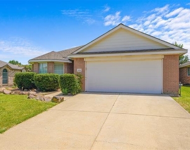 1422 Fairfield Drive - Photo Thumbnail 2