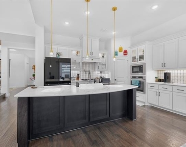 2905 Emerald Trace Drive - Photo Thumbnail 8