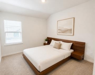 1007 Marigold Street - Photo Thumbnail 2