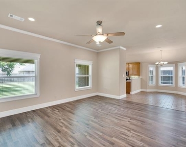 404 Highland Drive - Photo Thumbnail 9