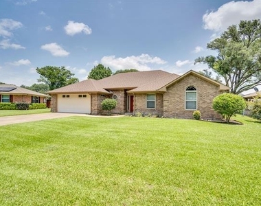 404 Highland Drive - Photo Thumbnail 3