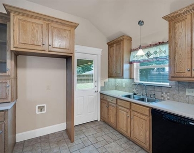 404 Highland Drive - Photo Thumbnail 16