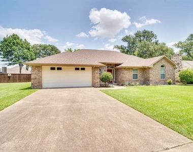 404 Highland Drive - Photo Thumbnail 2