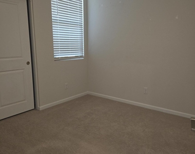 17353 W Patrick Lane - Photo Thumbnail 10