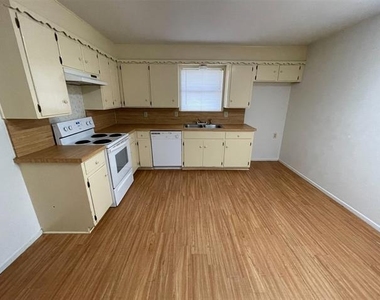 204 Cedar Lane - Photo Thumbnail 5