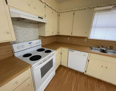 204 Cedar Lane - Photo Thumbnail 7