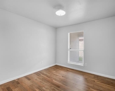9212 Coral Lane - Photo Thumbnail 11