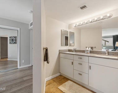7302 E Rancho Vista Drive - Photo Thumbnail 11