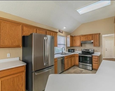 210 Madisson Drive - Photo Thumbnail 2
