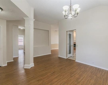210 Madisson Drive - Photo Thumbnail 5