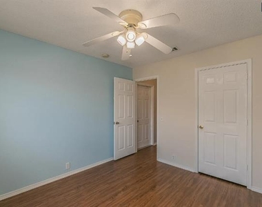 210 Madisson Drive - Photo Thumbnail 15