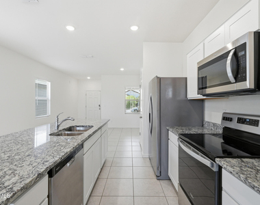 10941 N 165th Avenue - Photo Thumbnail 7
