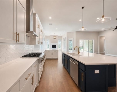 350 Pearland Drive - Photo Thumbnail 3