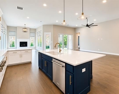 350 Pearland Drive - Photo Thumbnail 4
