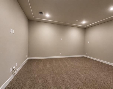 350 Pearland Drive - Photo Thumbnail 10