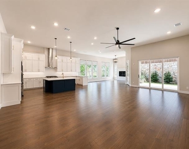 350 Pearland Drive - Photo Thumbnail 8