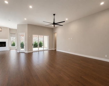 350 Pearland Drive - Photo Thumbnail 7