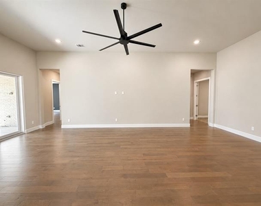 350 Pearland Drive - Photo Thumbnail 6