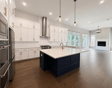350 Pearland Drive - Photo Thumbnail 2