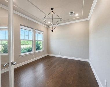 350 Pearland Drive - Photo Thumbnail 17