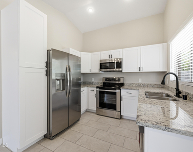 1616 E Desert Lane - Photo Thumbnail 6