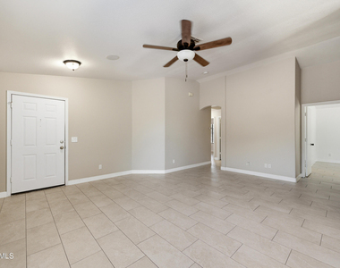 1616 E Desert Lane - Photo Thumbnail 3