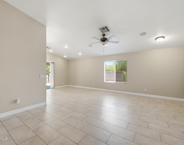 1616 E Desert Lane - Photo Thumbnail 4