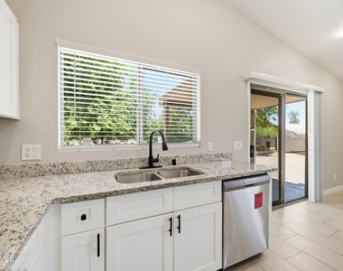 1616 E Desert Lane - Photo Thumbnail 7
