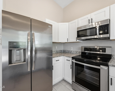 1616 E Desert Lane - Photo Thumbnail 8