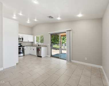 1616 E Desert Lane - Photo Thumbnail 5