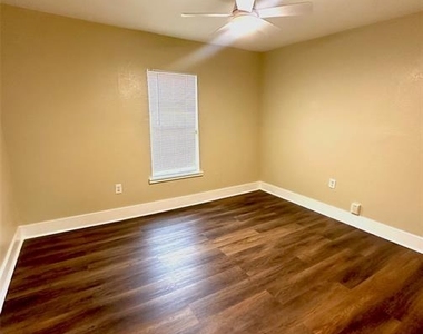 6834 Victoria Avenue - Photo Thumbnail 4