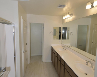 1306 W Sparrow Drive - Photo Thumbnail 6