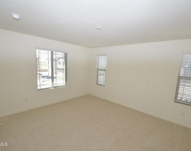 1306 W Sparrow Drive - Photo Thumbnail 4