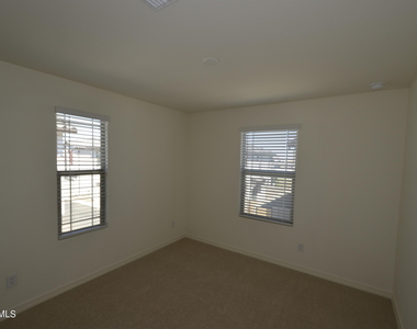 1306 W Sparrow Drive - Photo Thumbnail 9