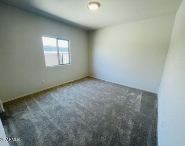 43691 W Yucca Lane - Photo Thumbnail 4