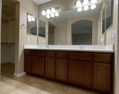1143 E Cedar Street - Photo Thumbnail 13