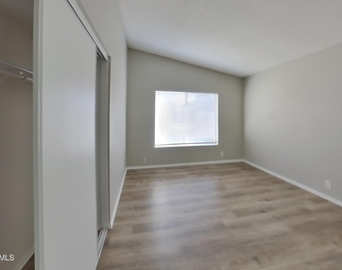 14239 N 50th Drive - Photo Thumbnail 11