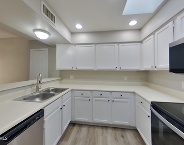 14239 N 50th Drive - Photo Thumbnail 4