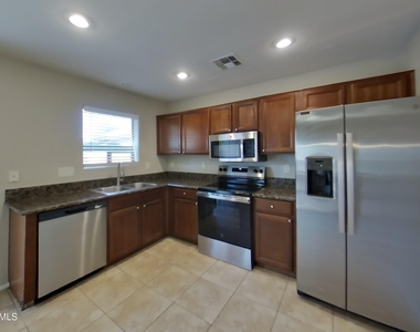 42065 W Sunland Drive - Photo Thumbnail 3