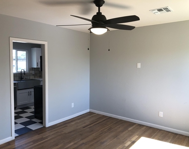 725 E Moreland Street - Photo Thumbnail 9