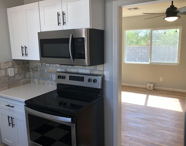 725 E Moreland Street - Photo Thumbnail 6