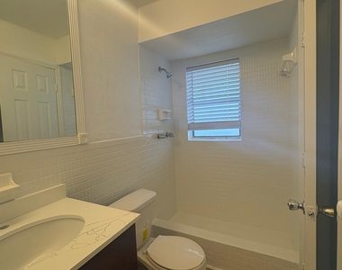5861 Nw 16th Place - Photo Thumbnail 4