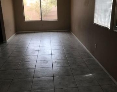 506 W Dennis Court - Photo Thumbnail 2