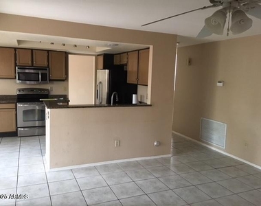 506 W Dennis Court - Photo Thumbnail 5