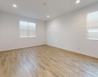 9332 W Encinas Lane - Photo Thumbnail 37