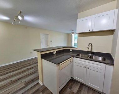604 Villa Circle - Photo Thumbnail 5