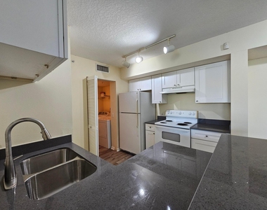 604 Villa Circle - Photo Thumbnail 4