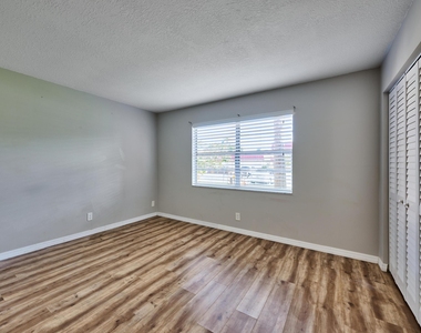 12021 W Greenway Drive - Photo Thumbnail 25