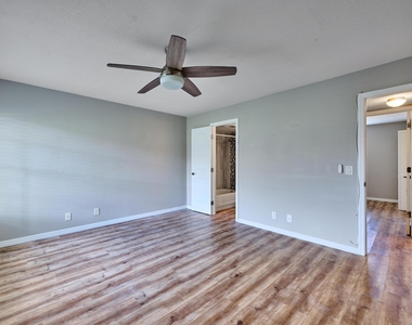12021 W Greenway Drive - Photo Thumbnail 28