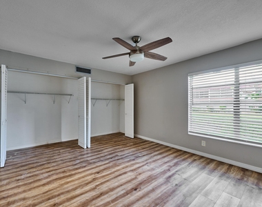 12021 W Greenway Drive - Photo Thumbnail 30